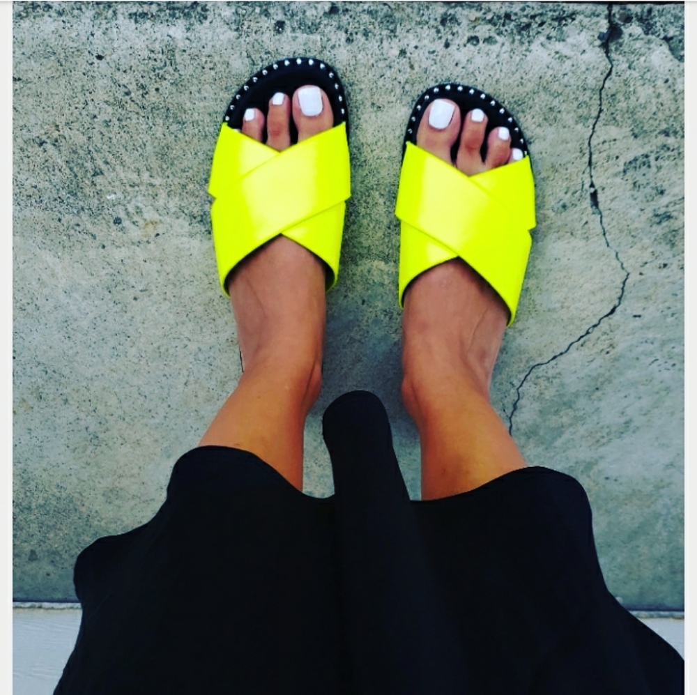 🚨Make It Neon collection//neon yellow sandal - Picture 2 of 5